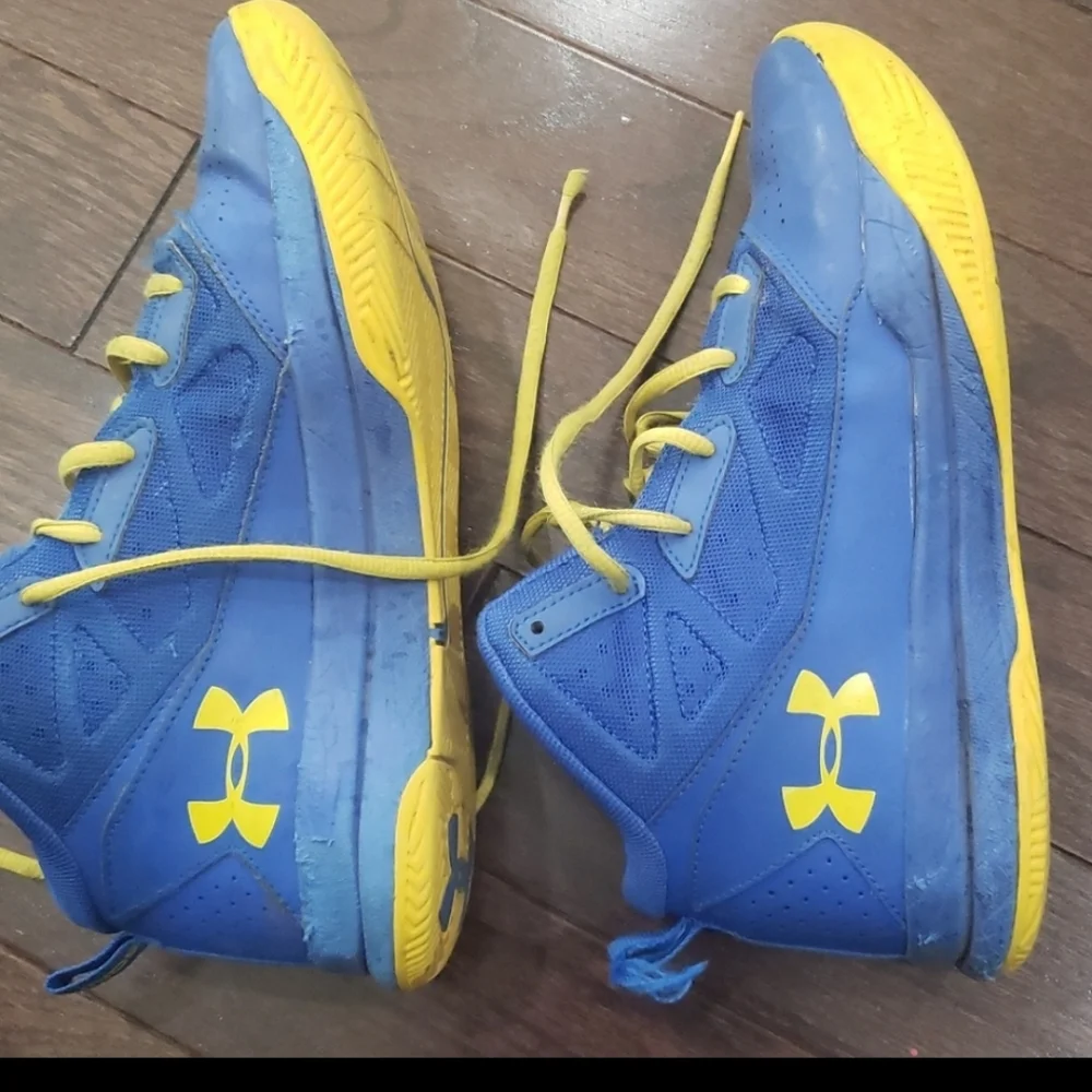 Under Armour basketball shoes Blue and Yellow Size 7 Big boy